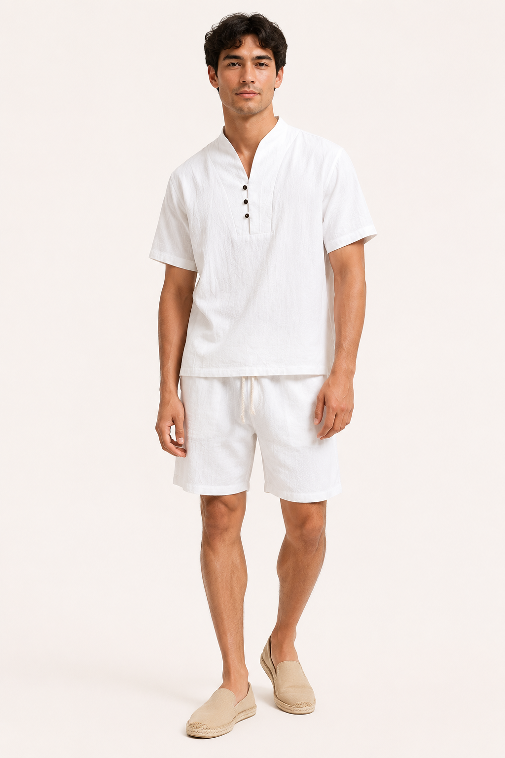 Confortable ensemble homme en lin-coton, short et chemise col mao, idéal pour la détente estivale.
