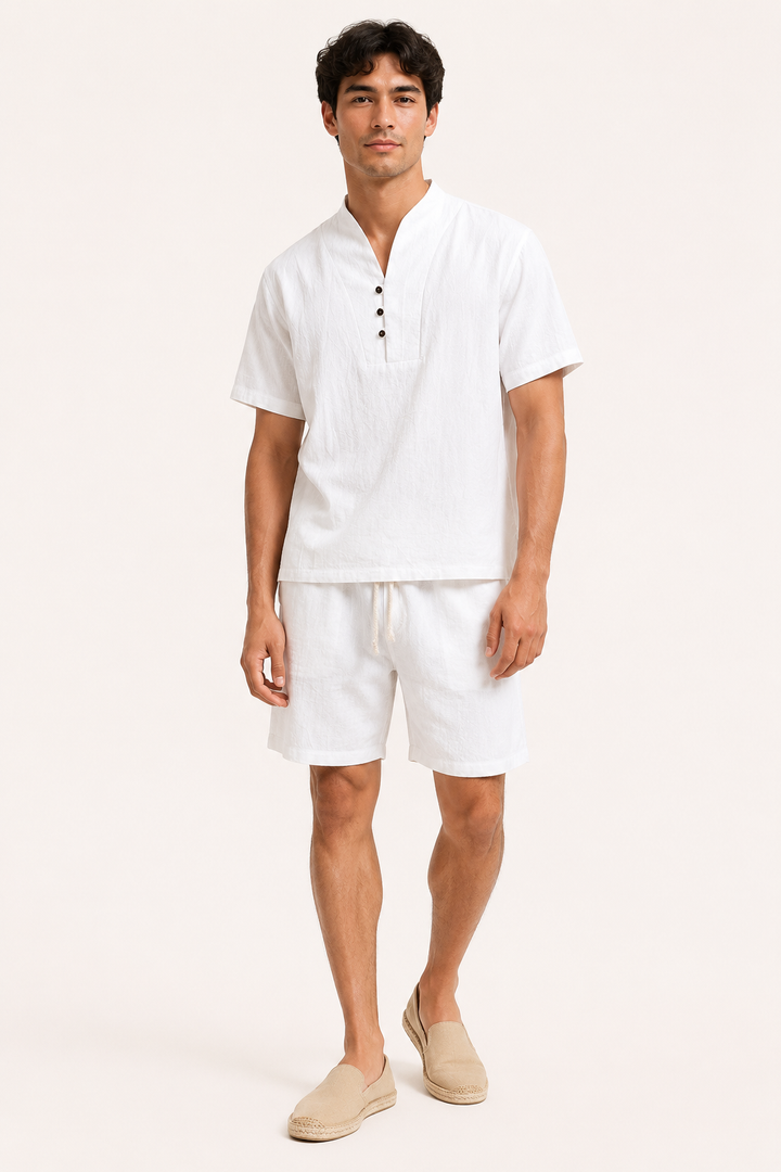 Confortable ensemble homme en lin-coton, short et chemise col mao, idéal pour la détente estivale.