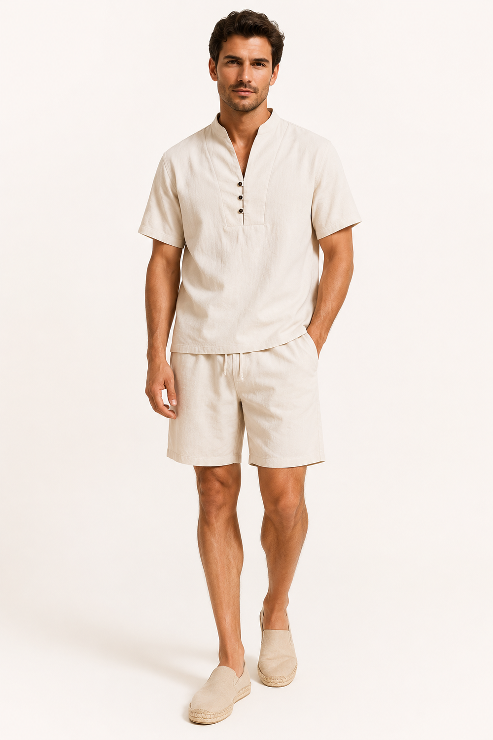 Tissu respirant lin-coton d'un ensemble homme col mao et short, parfait pour la détente estivale et confort.