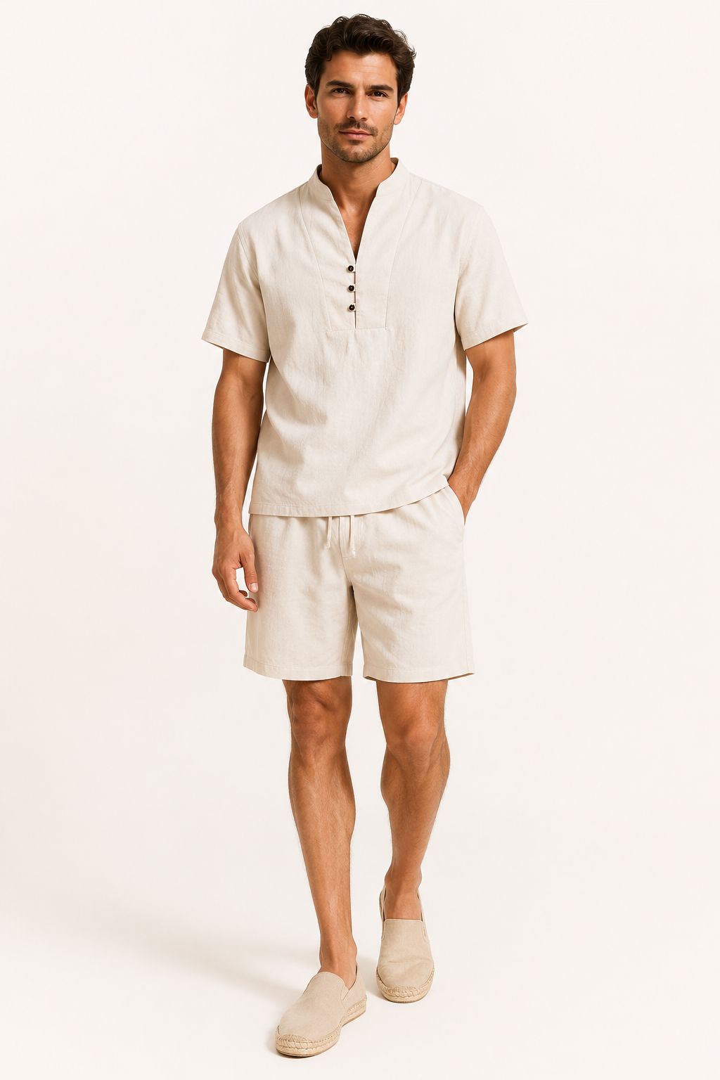 Tissu respirant lin-coton d'un ensemble homme col mao et short, parfait pour la détente estivale et confort.