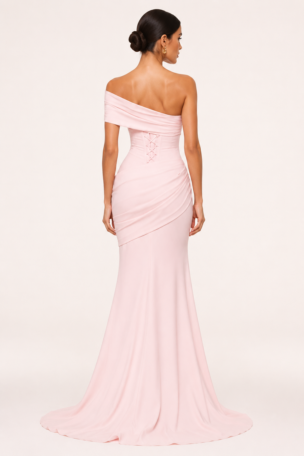 Robe de soirée longue marron asymétrique, style sirène. Mode féminine élégante, parfaite pour occasion spéciale.
