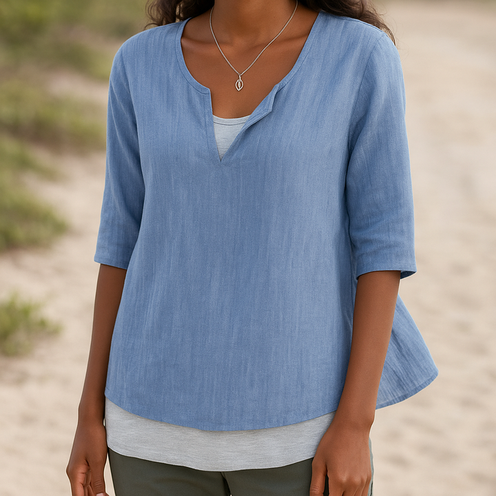 Chemisier femme élégant à col V et manches 3/4, parfait pour un look décontracté ou habillé printemps-été.