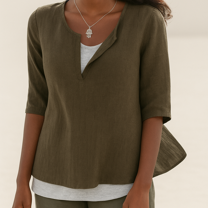 Chemise femme chic à manches 3/4 et col V. Vêtement printanier et estival, alliant élégance et confort.
