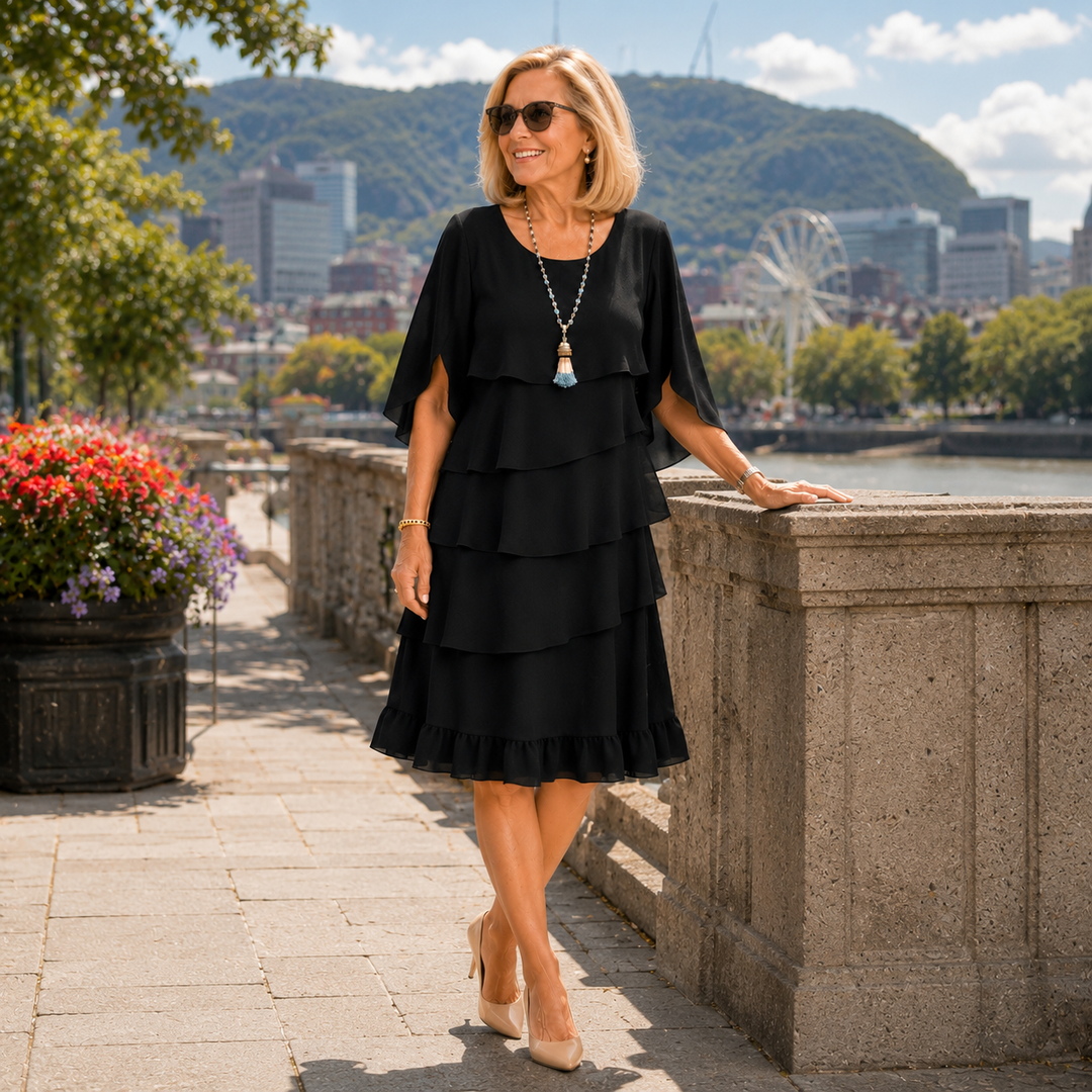 Robe femme élégante à volants superposés et manches fluides, parfaite pour une soirée chic.