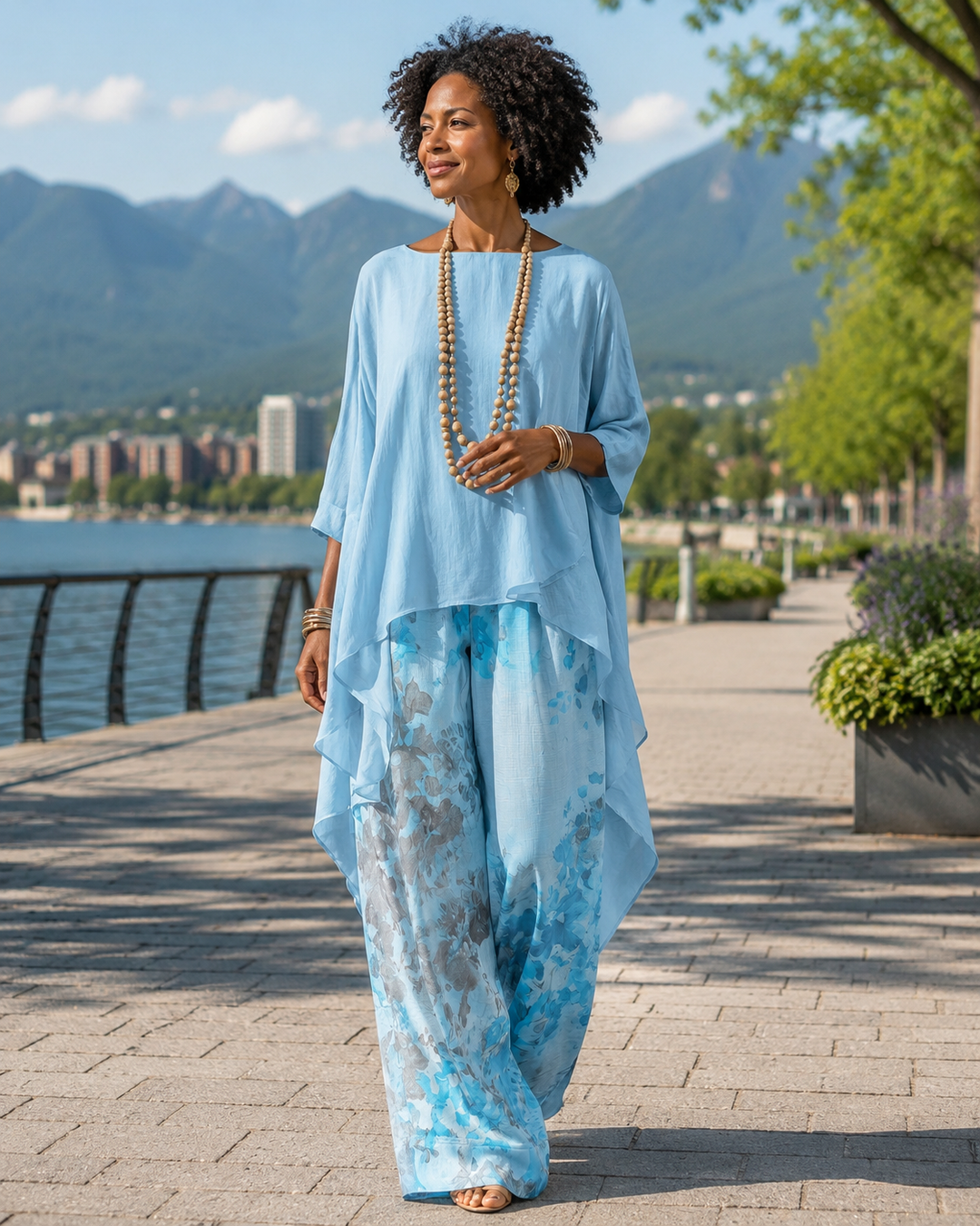 Ensemble fluide bohème femme avec haut asymétrique et pantalon floral, parfait pour l'été et les vacances.
