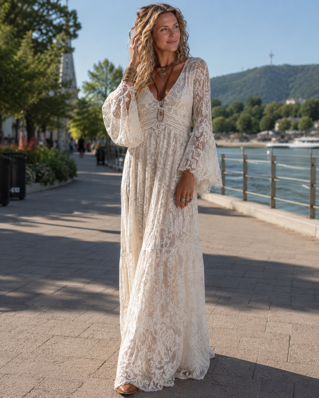 Robe longue femme en dentelle blanche vintage, style bohème chic, avec manches évasées pour une élégance intemporelle.