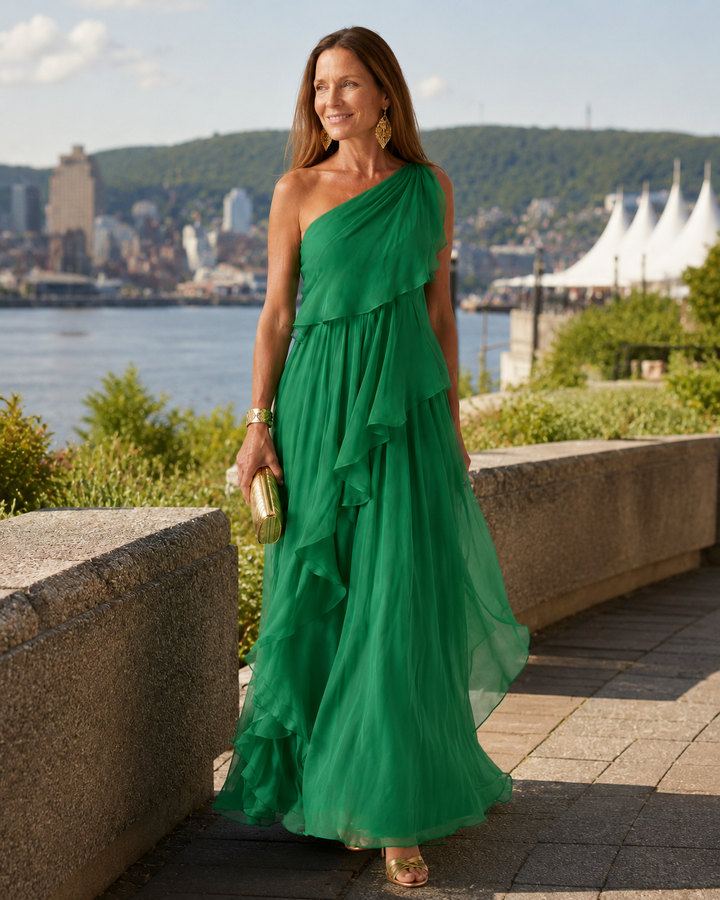 Robe maxi femme asymétrique à volants, élégante pour soirée printanière.