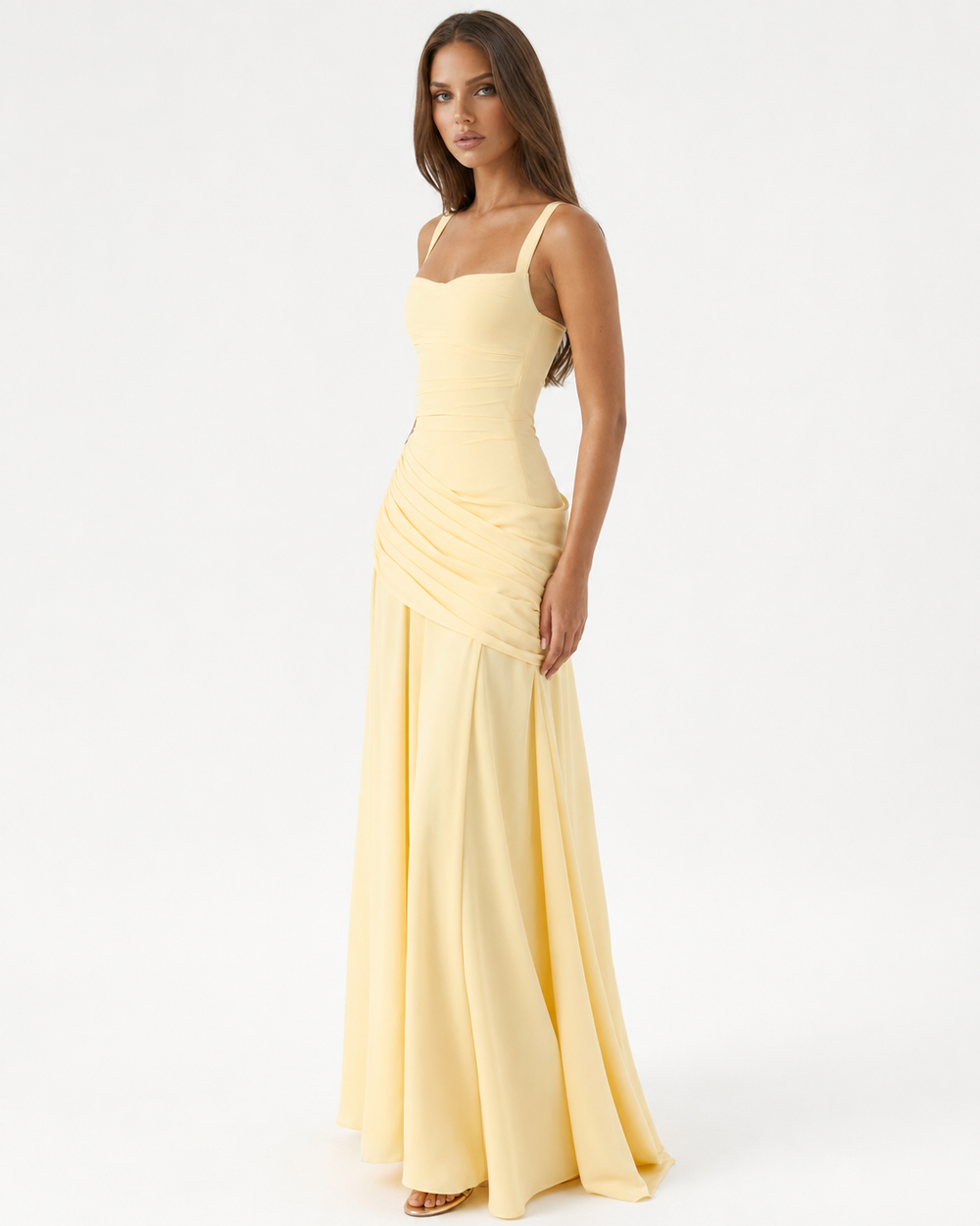 Robe maxi fluide femme printemps-été, col carré froncé, détail laçage dos, parfaite occasion spéciale.