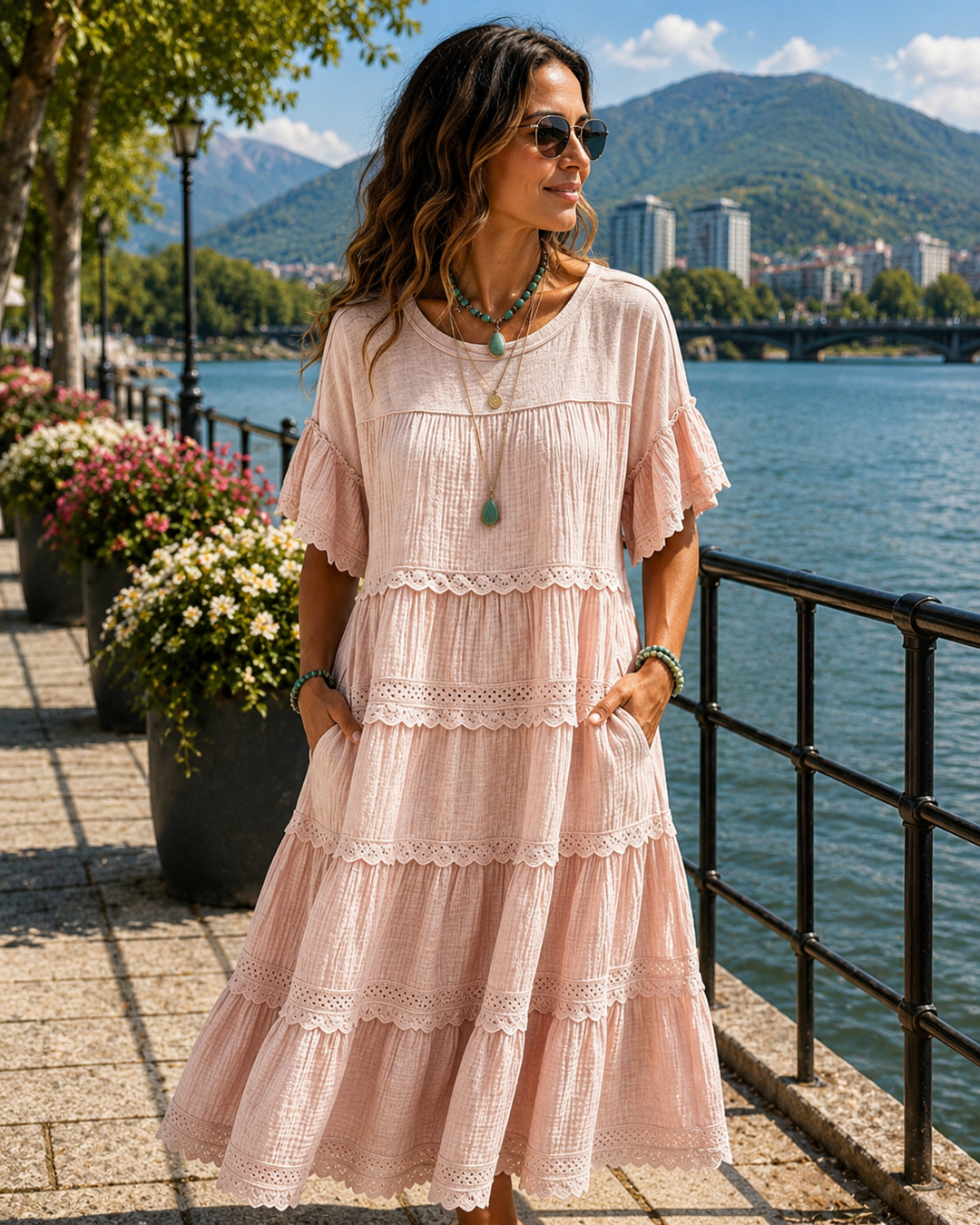 Robe midi décontractée femme en lin et coton léger, avec volants, poches discrètes, style estival vintage.