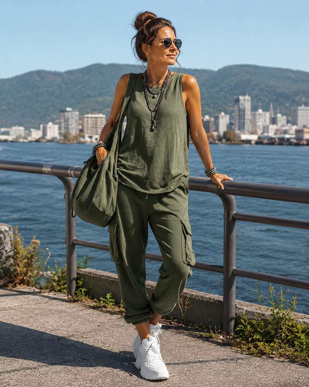 Tenue femme confortable et douce : top sans manches décontracté et pantalon cargo ample, style moderne.