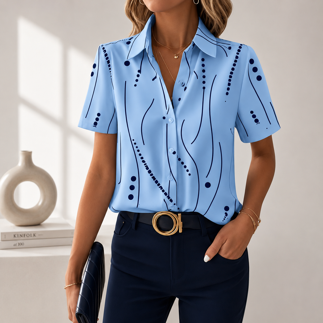 Blouse femme élégante à manches courtes et col chemise, motif abstrait. Idéale pour une tenue de bureau ou casual chic.