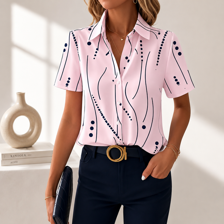 Blouse chic femme à motif abstrait et col chemise, polyvalente pour tenue de bureau ou look décontracté, mode printemps-été.