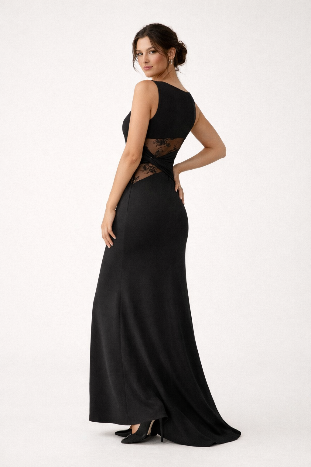Robe de soirée élégante pour femme, ajustée avec des détails de dentelle et un drapé sophistiqué. Parfaite pour cérémonie.