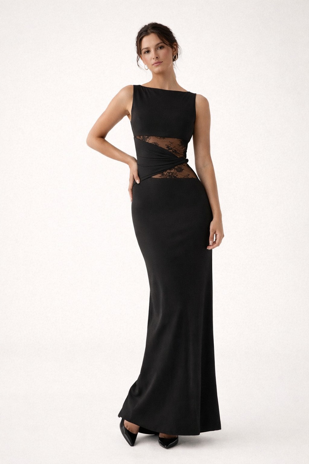 Robe longue femme ajustée noire avec dentelle délicate et drapé latéral, idéale pour une soirée chic ou cocktail élégant.