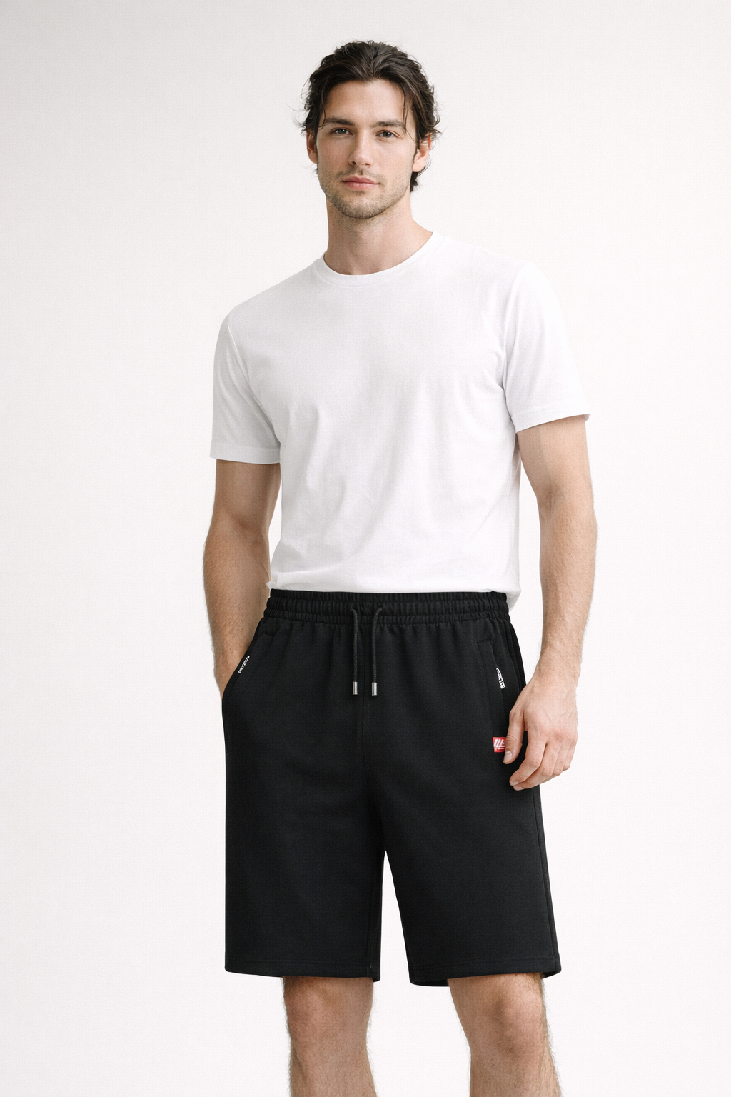 Short athlétique homme noir, doux et respirant, avec poches zippées sécurisées. Parfait pour sport, randonnée ou détente.