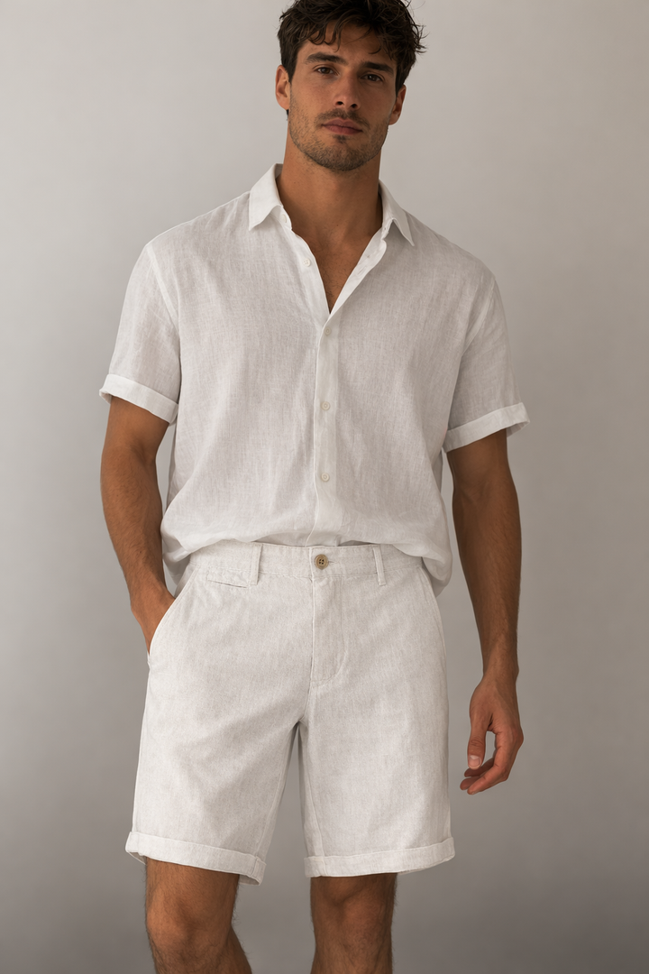 Short homme confortable à coupe droite, parfait pour un style estival décontracté et facile à porter.