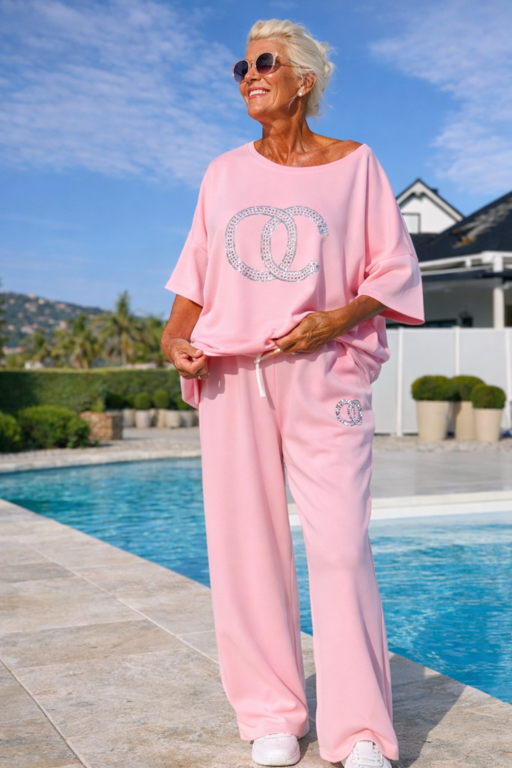 Ensemble élégant femme en coton lin, coupe ample, parfait pour un look décontracté d'été.