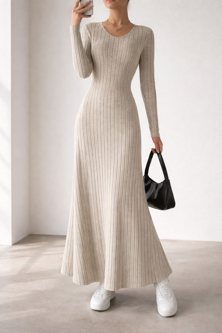 Robe côtelée ajustée élégante pour femme, style chic et confortable, idéale automne-hiver.