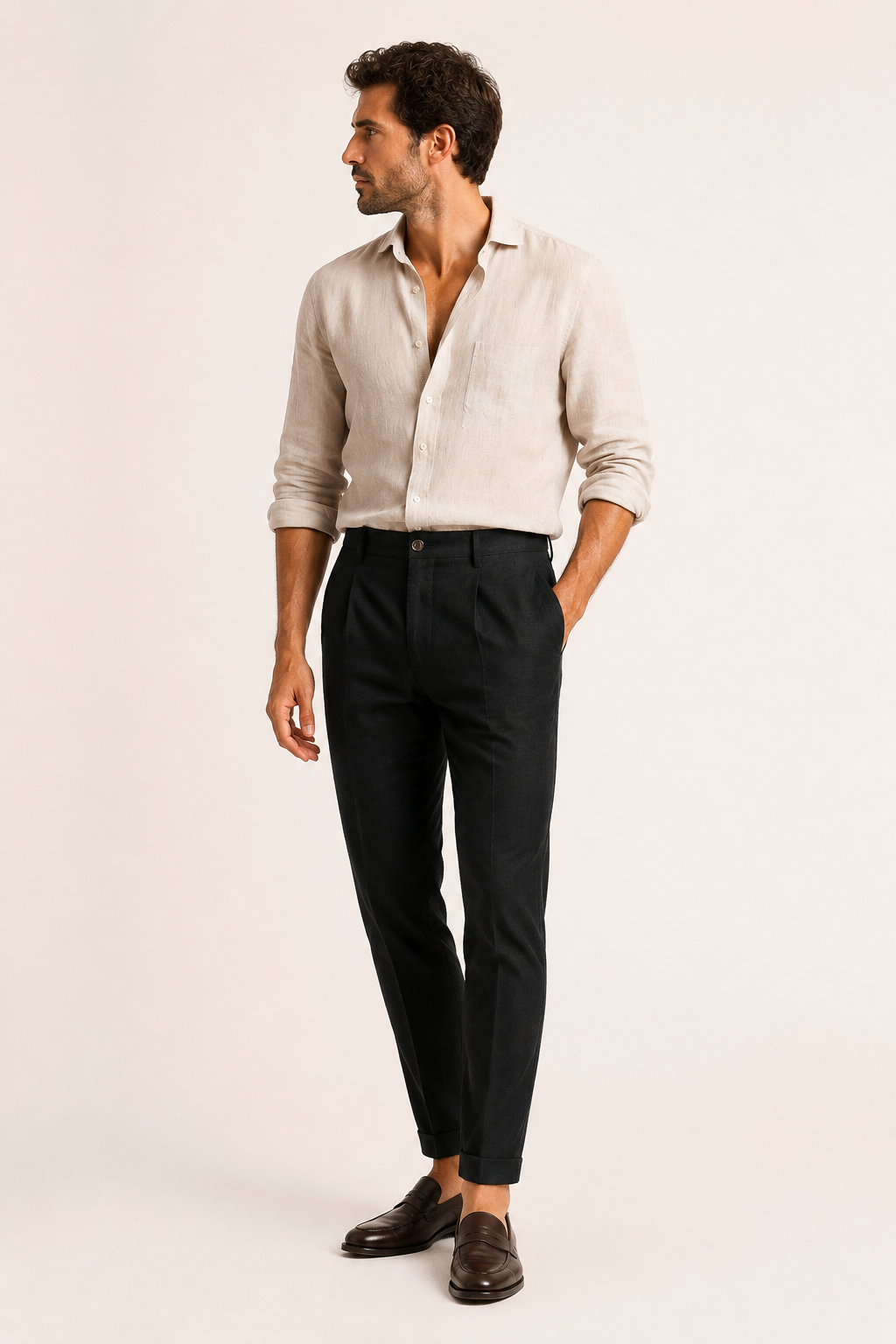 Pantalon homme à pinces, coupe droite cheville, décontracté et élégant. Parfait pour un look moderne et aéré.