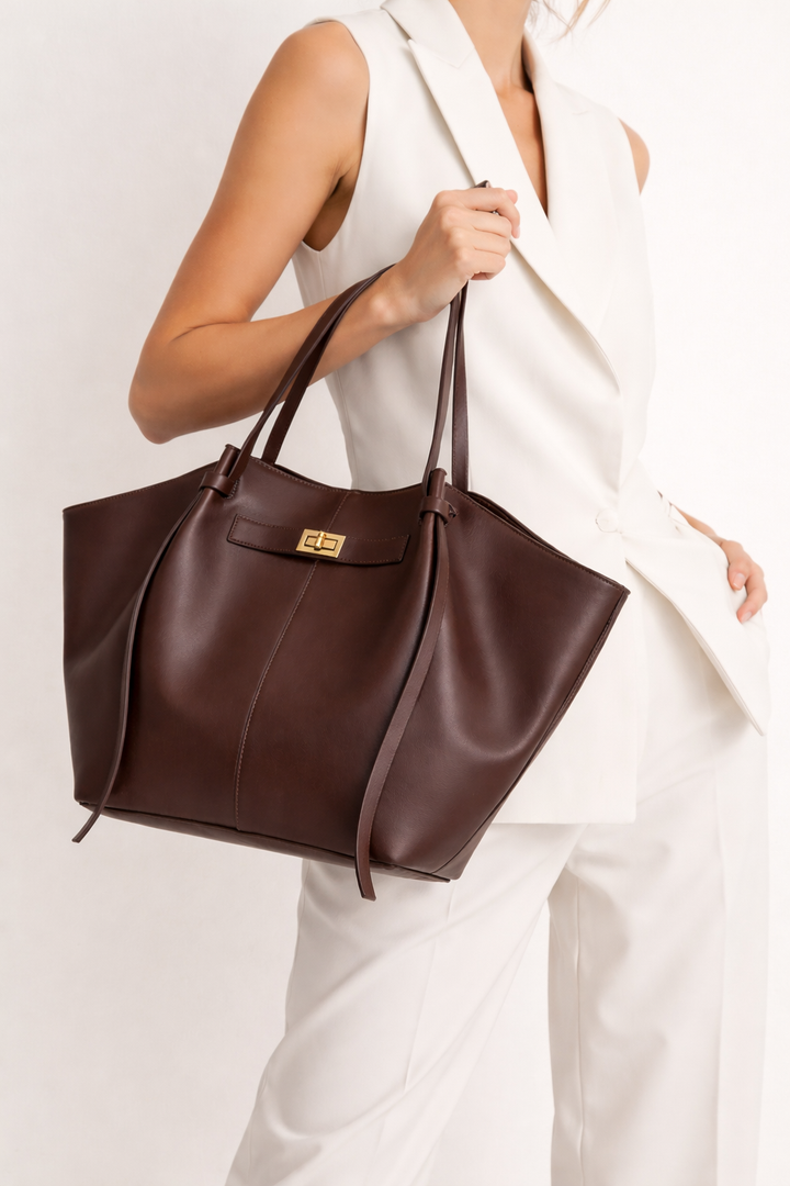 Sac fourre-tout spacieux et polyvalent pour femme en cuir synthétique noir. Accessoire de mode.