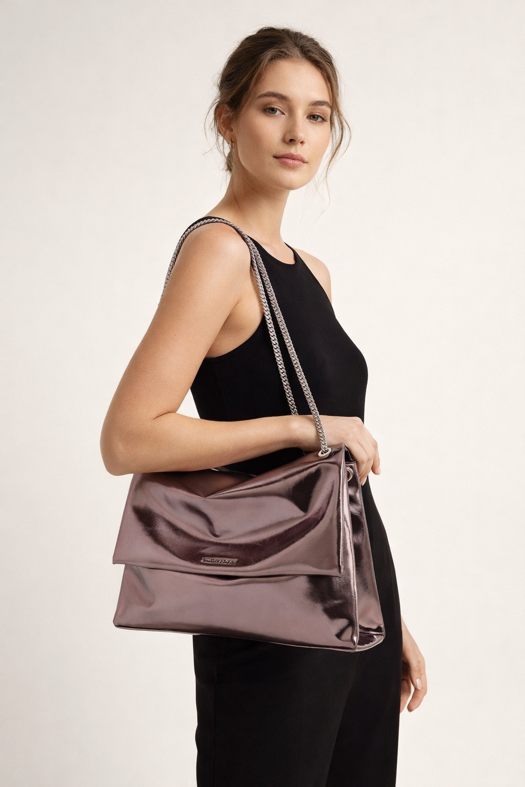 Sac à bandoulière femme chic avec rabat et chaîne élégante, parfait pour soirées ou sorties décontractées.