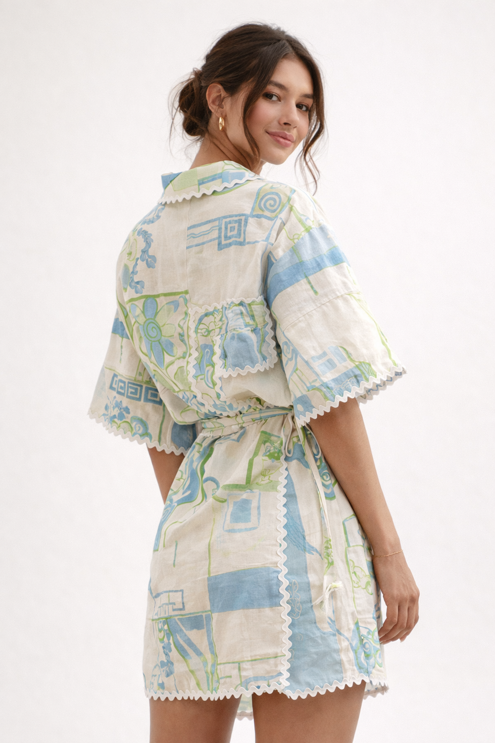 Détail du haut léger à nouer et du pantalon imprimé de l'ensemble d'été femme, confectionné dans un tissu fluide chic.