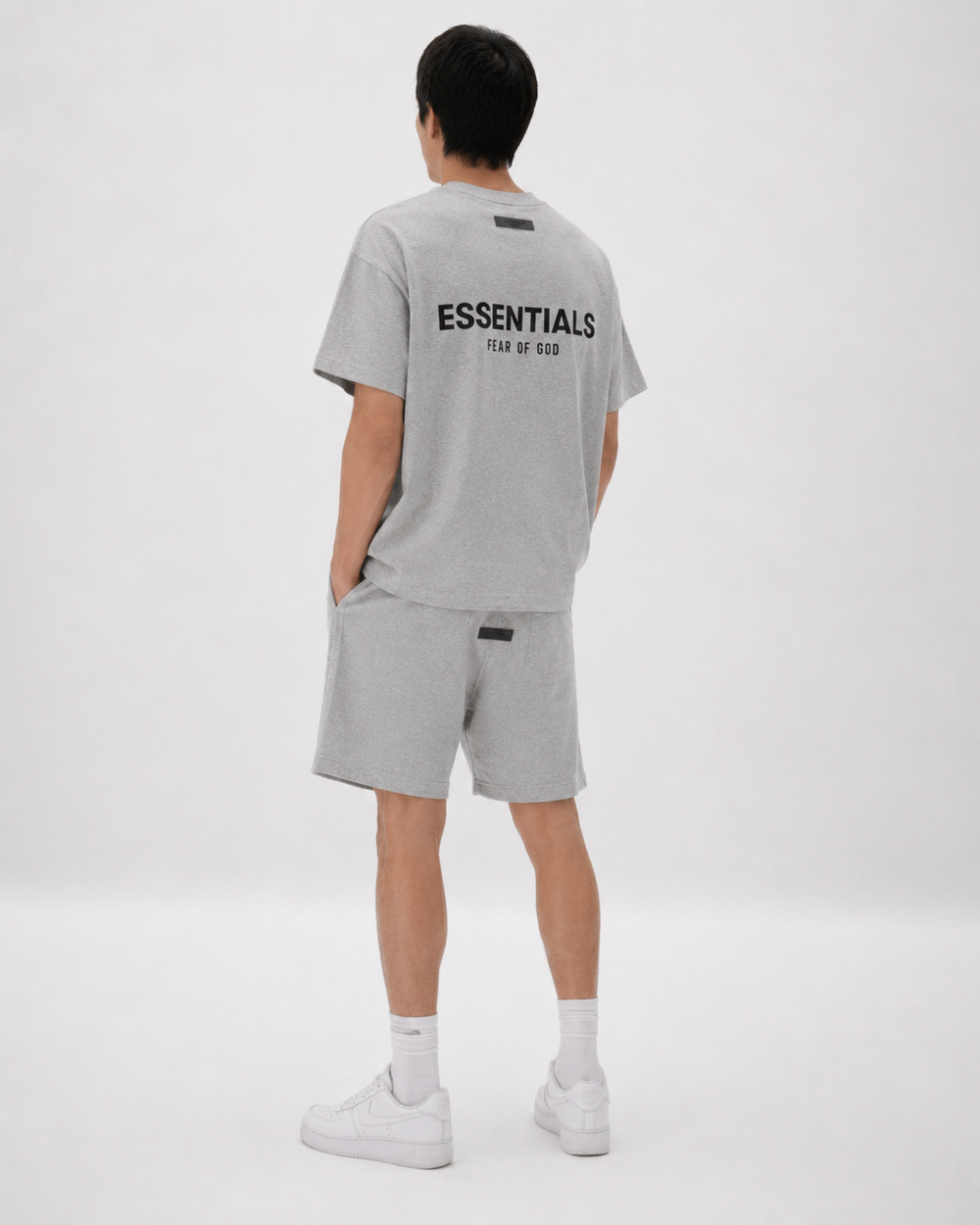 Tenue d'été homme coordonnée : t-shirt respirant et short léger, idéal pour les vacances.