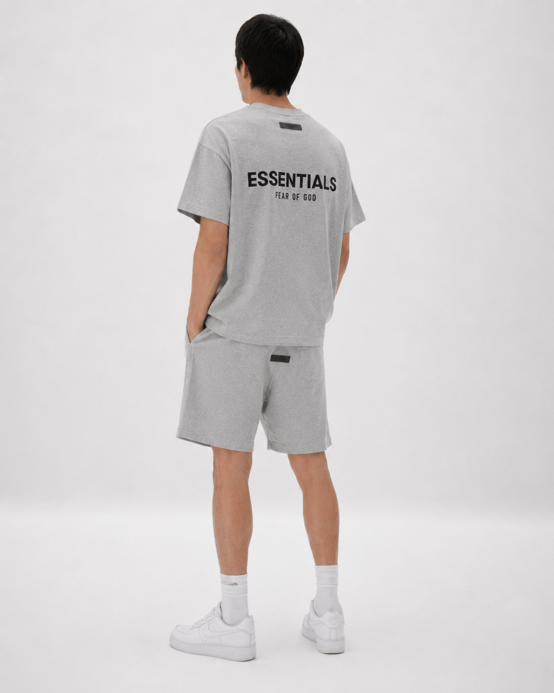 Tenue d'été homme coordonnée : t-shirt respirant et short léger, idéal pour les vacances.