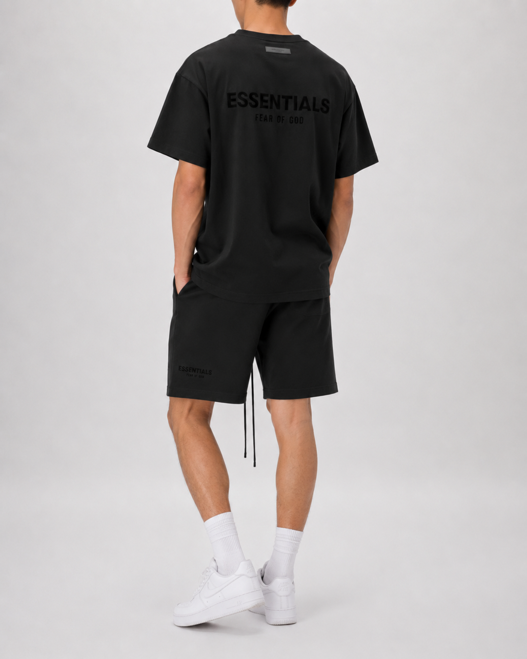 T-shirt et short homme respirants, la tenue décontractée essentielle pour les chaudes journées.