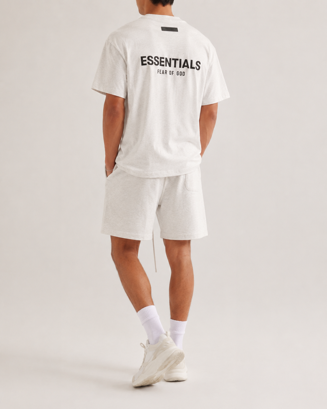 Confort masculin garanti avec cet ensemble t-shirt et short décontracté, parfait pour l'été.