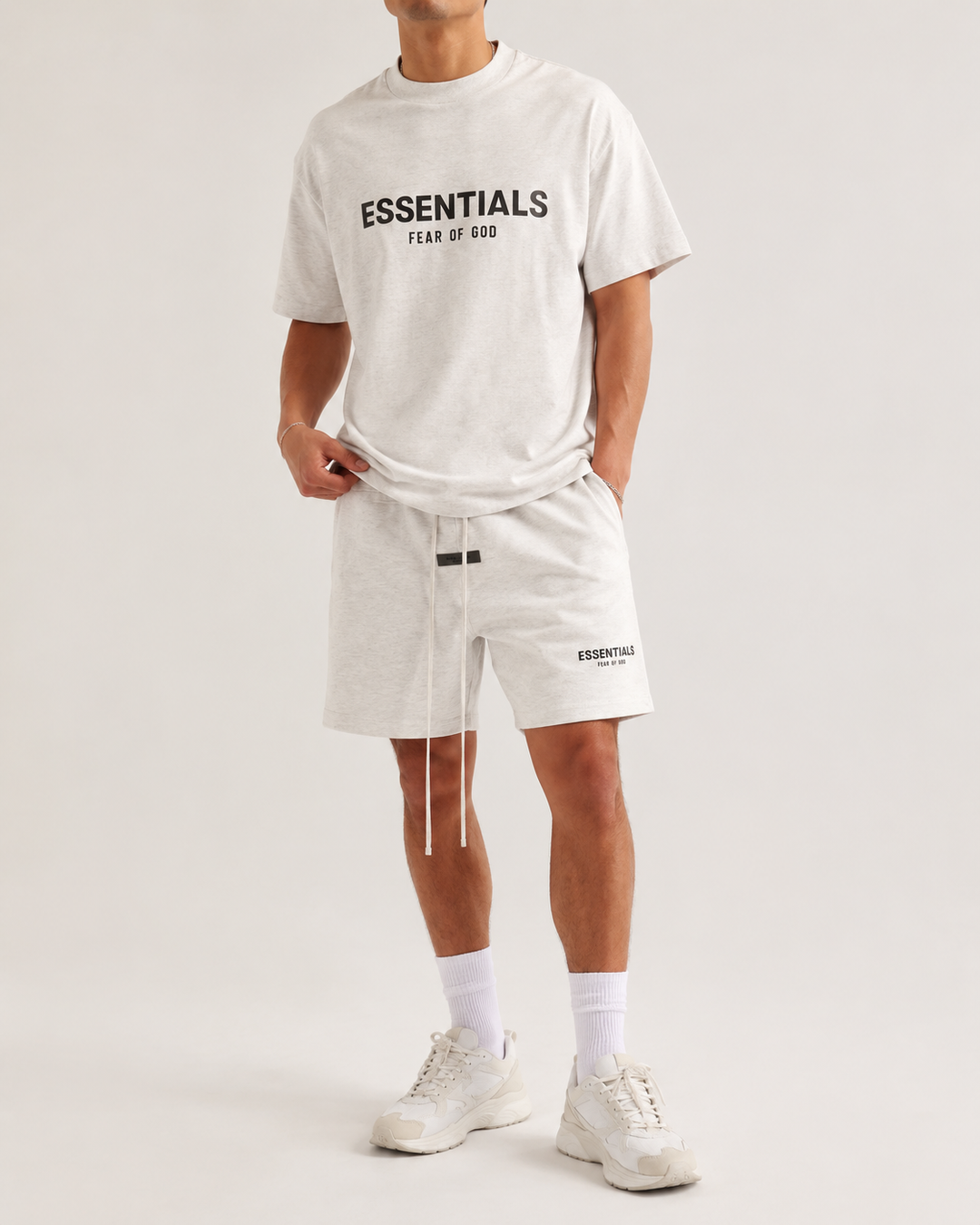 Look d'été masculin : ensemble t-shirt et short léger, idéal pour la plage ou les sorties.