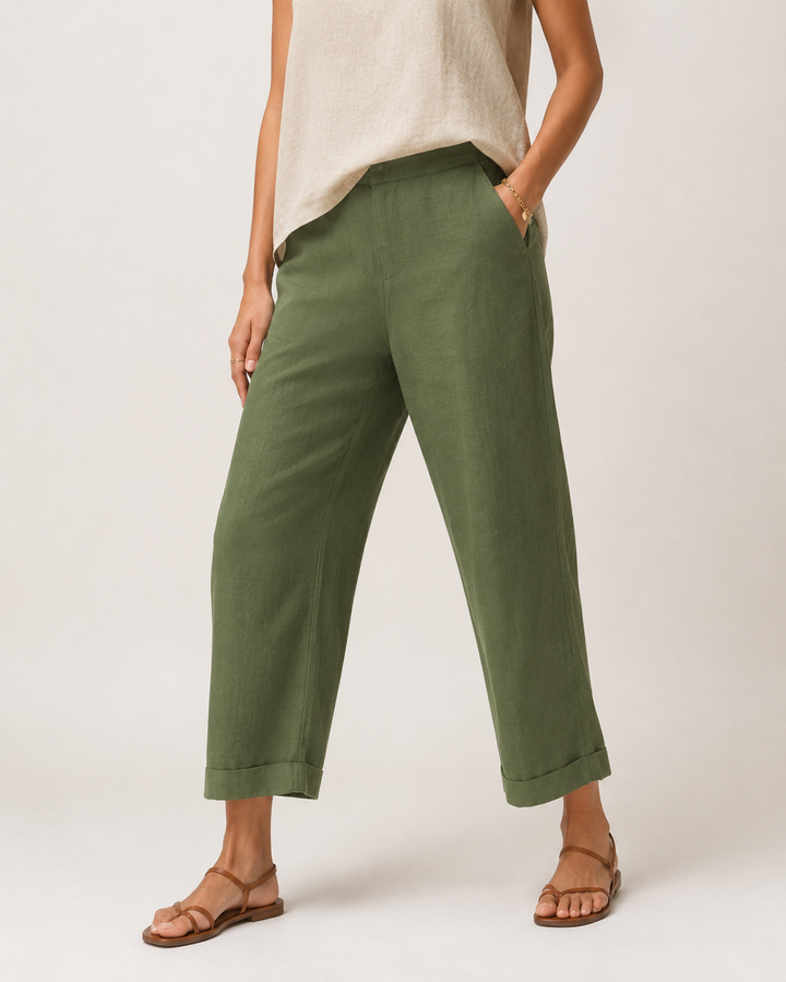 Femme portant un pantalon fluide ample avec un top. Tenue estivale décontractée et élégante.