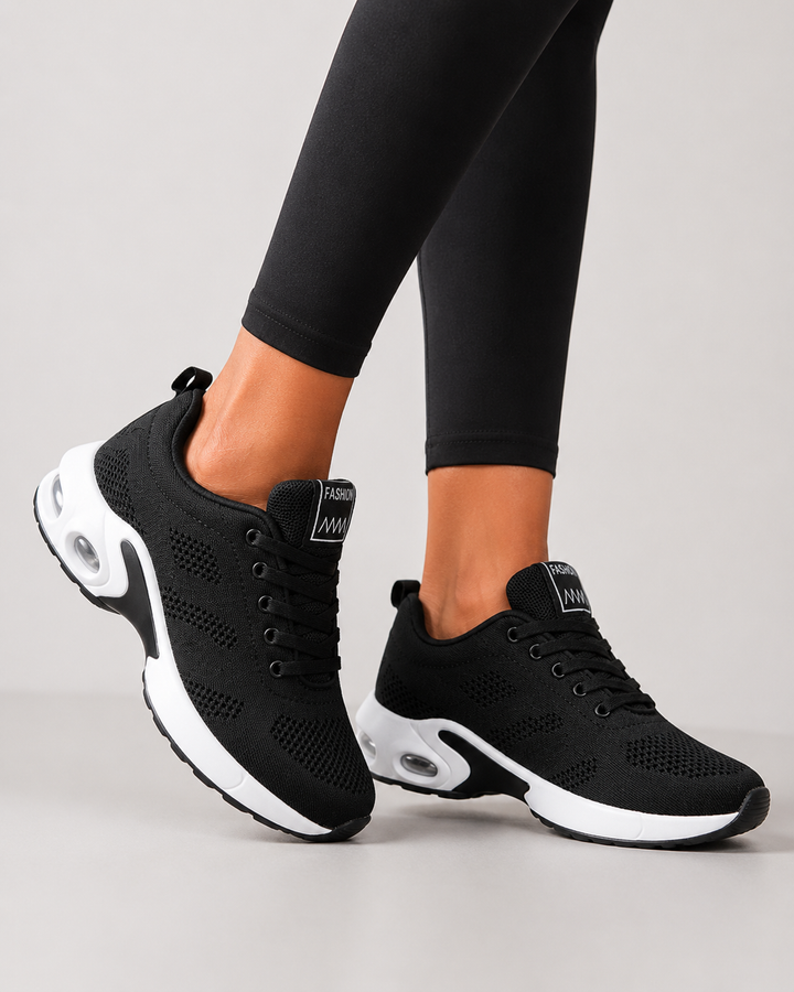 Gros plan sur semelle amortissante des chaussures orthopédiques femmes.