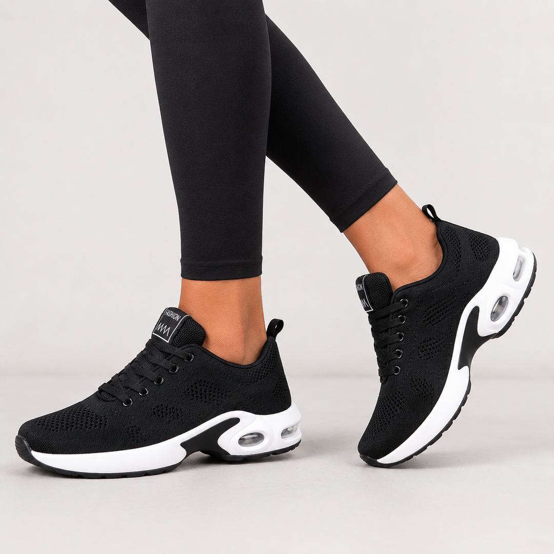 Femme portant des baskets orthopédiques, confort et style décontracté.