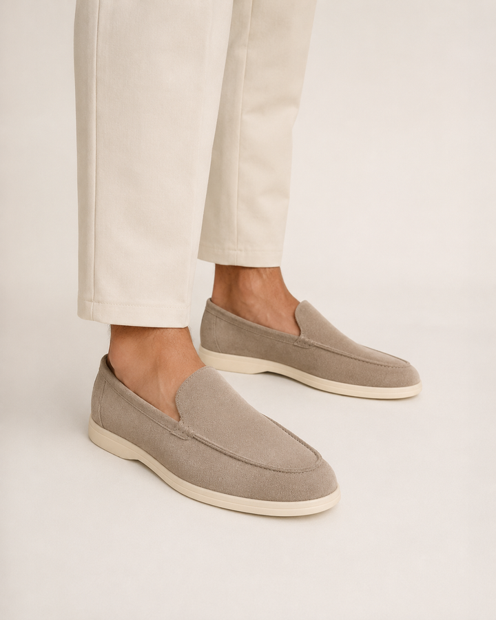 Paire de mocassins homme marron foncé, à enfiler, pour un confort quotidien et un style bureau chic.