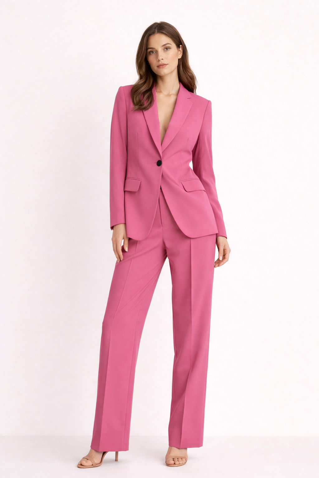 Ensemble blazer pantalon rose élégant femme, look professionnel chic pour le bureau.