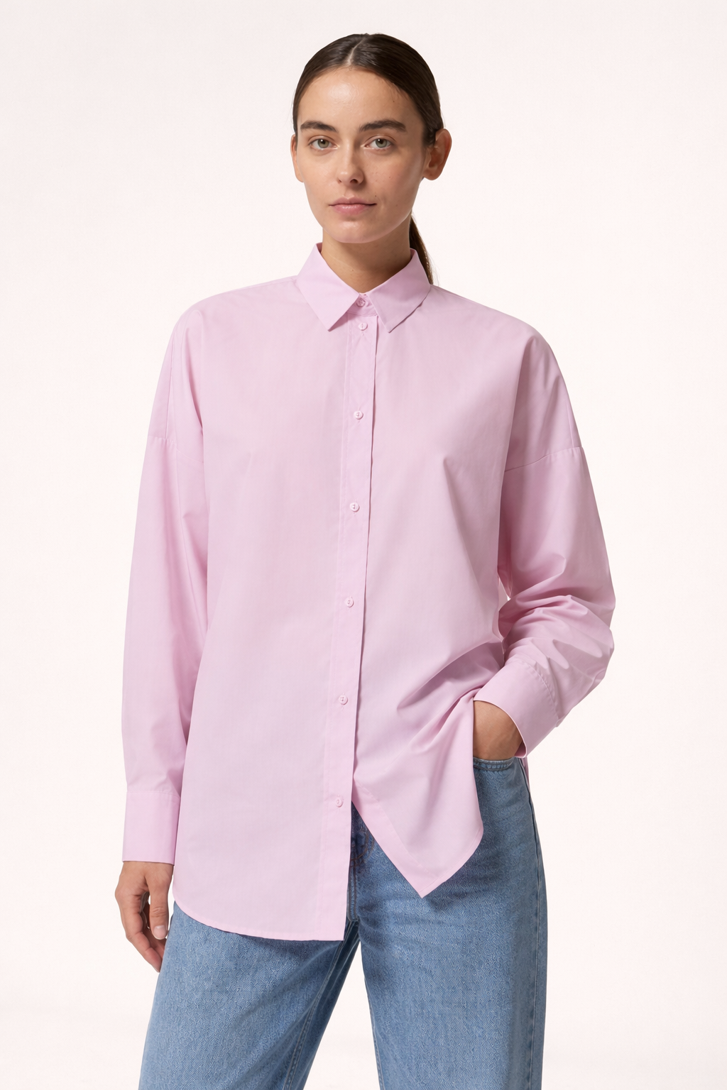 Chemisier oversize Livia femme blanc, manches longues. Confortable et élégant, parfait pour le printemps et l'été.