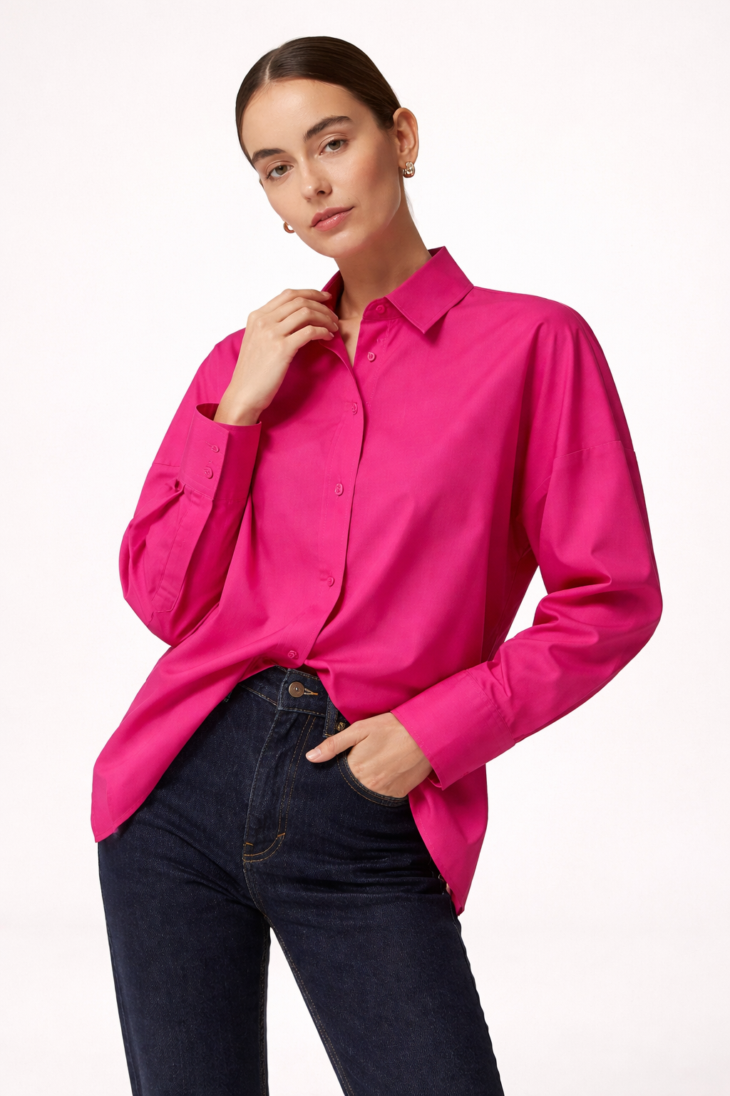 Vue détaillée d'un chemisier femme Livia oversize boutonné. Tissu léger, coupe ample pour confort et style moderne.