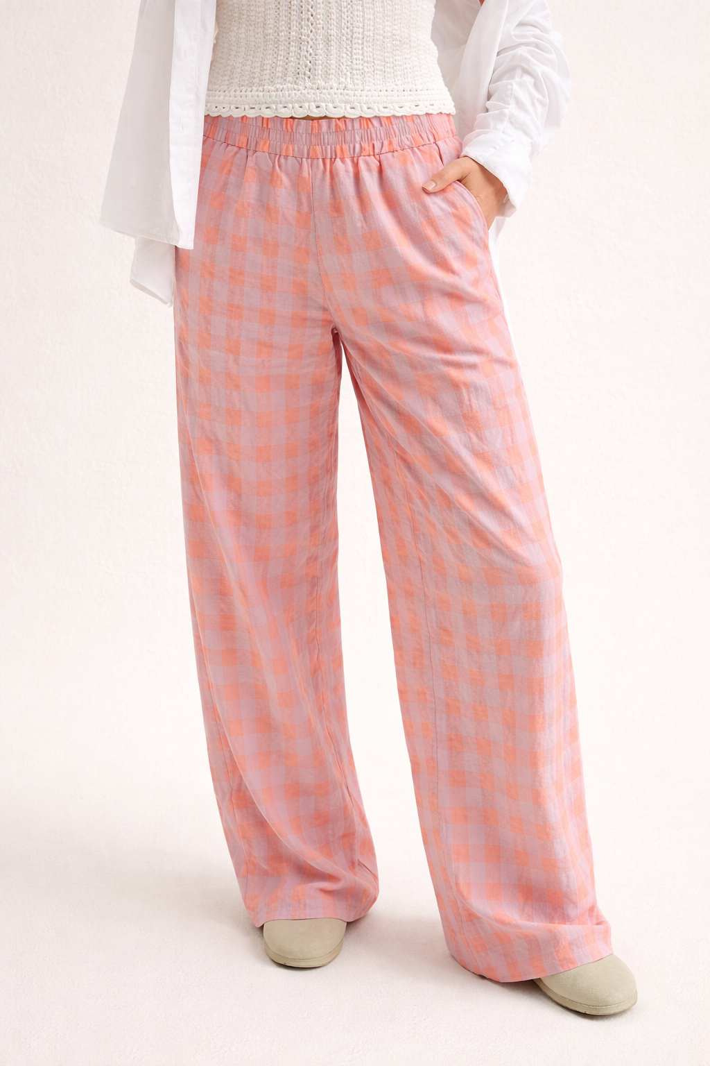 Pantalon femme à carreaux taille haute et jambe droite, parfait pour un look mode décontracté d'été.