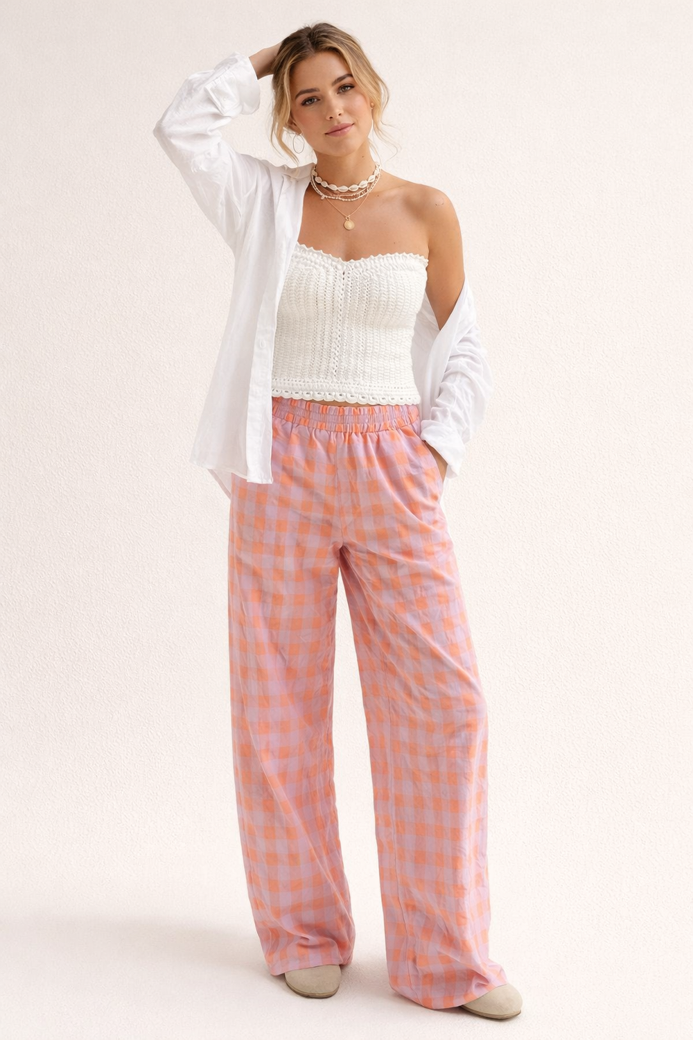 Élégant pantalon léger à carreaux pour femme, coupe droite taille haute, idéal pour le confort estival.