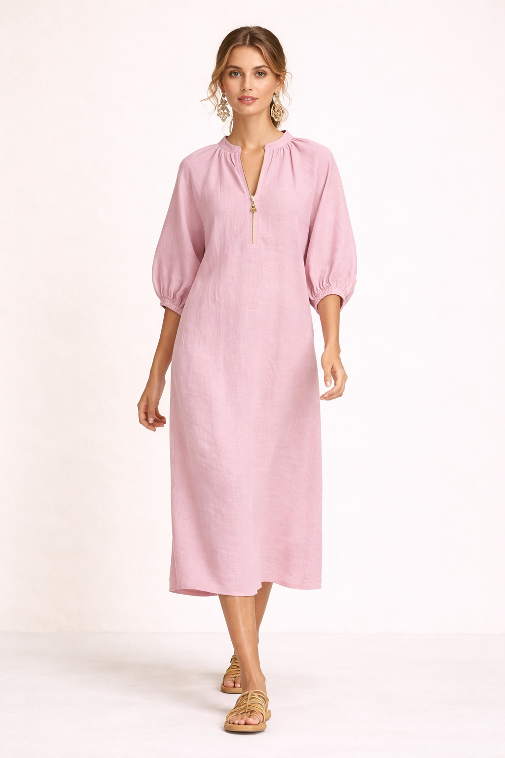 Silhouette fluide de la robe longue décontractée à manches courtes pour femme, confort optimal pour l'été.