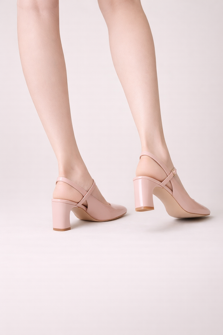 Détail du bout carré moderne des chaussures femmes, élégantes et confortables pour le style urbain.