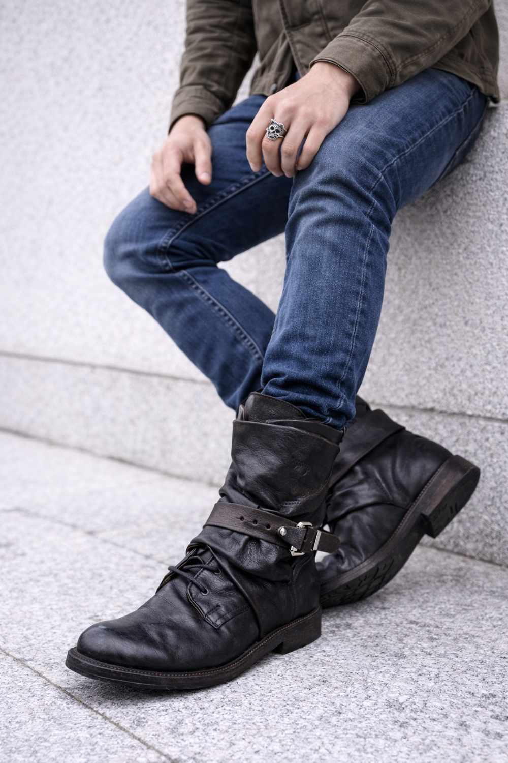 Élégantes bottines homme en cuir pour hiver, style urbain décontracté. Confort et sangle ajustable pour mode masculine.