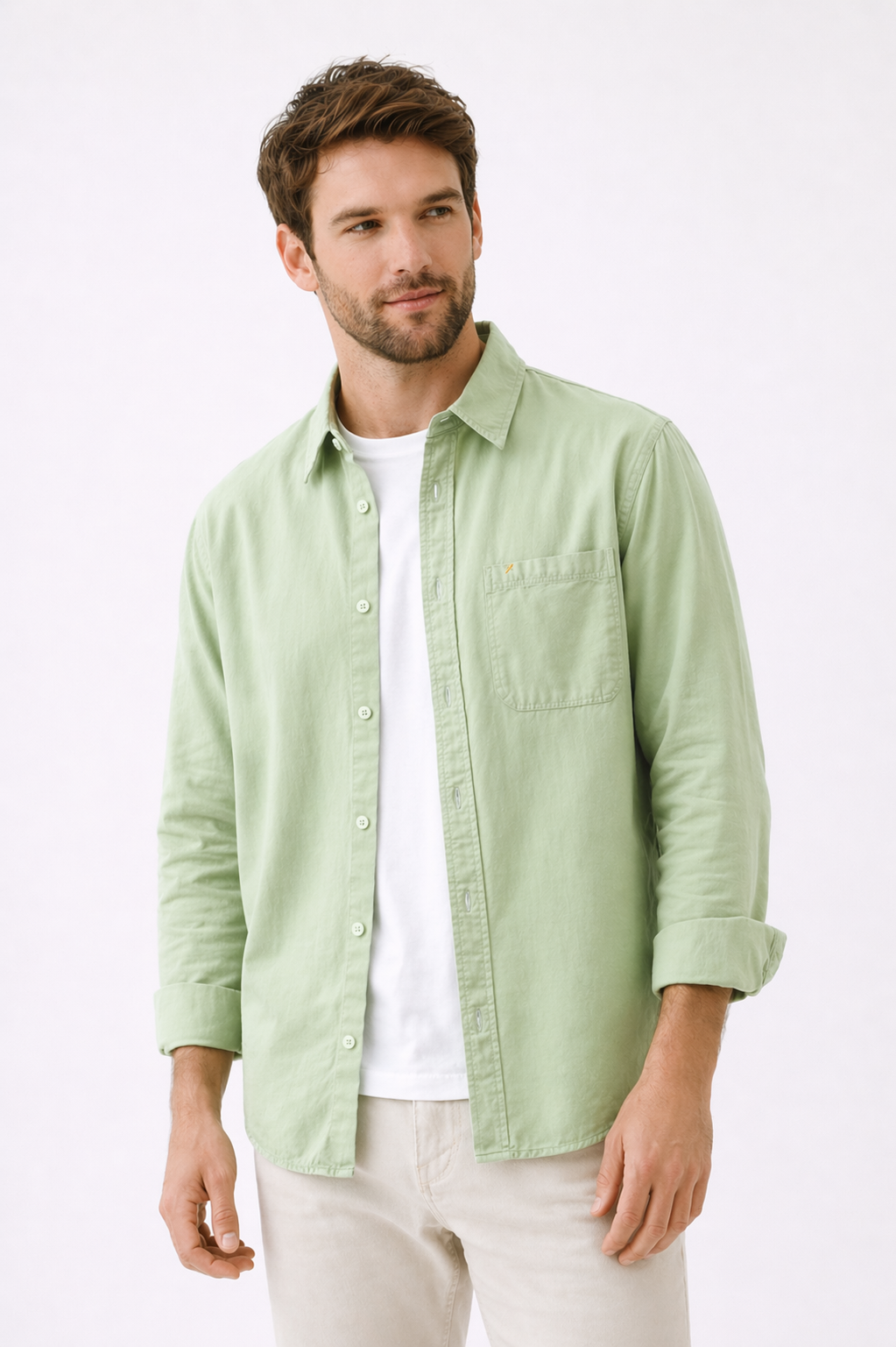 Détail de la coupe confortable de la chemise d'été décontractée pour homme, style élégant et moderne.