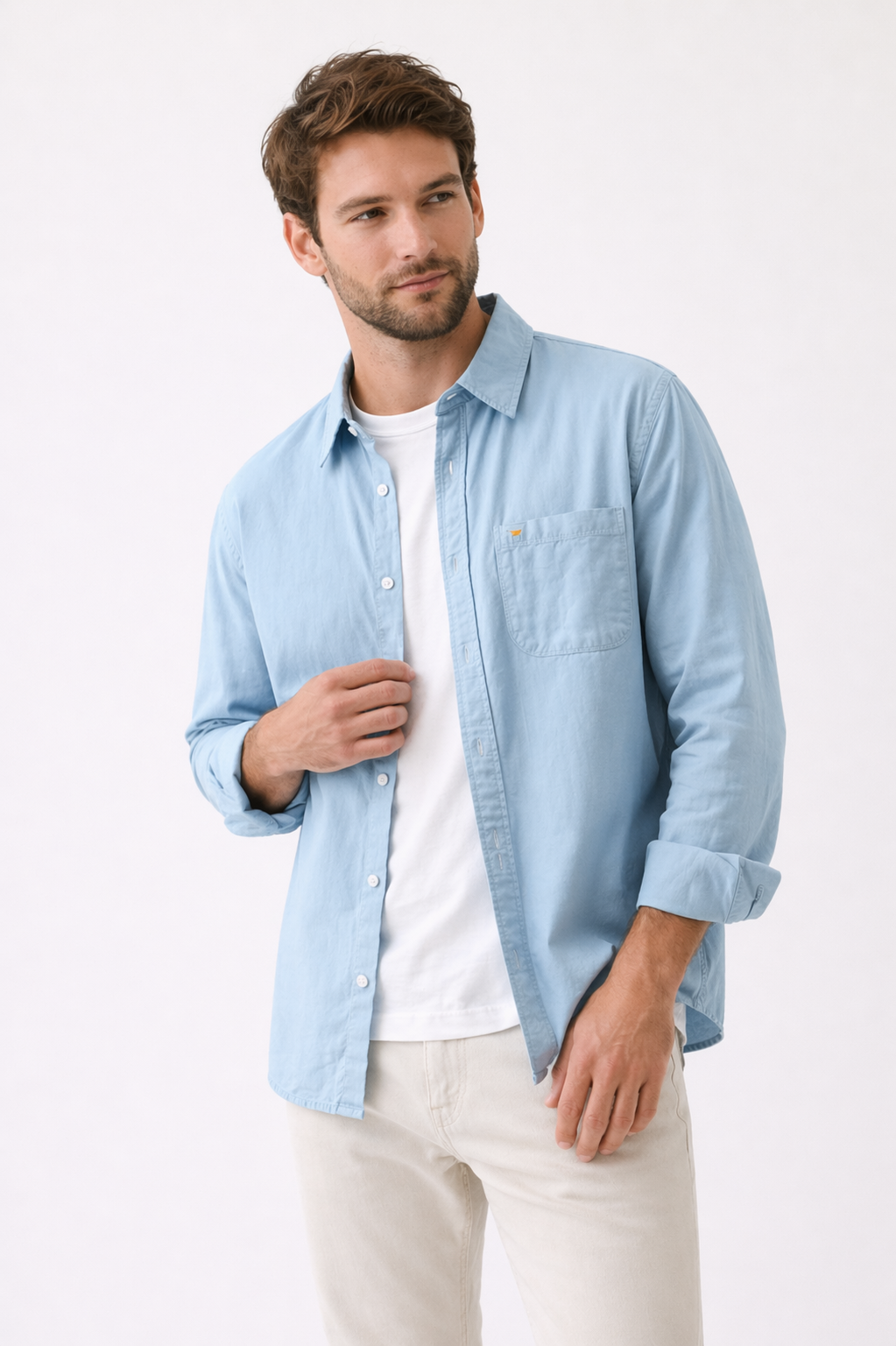 Homme portant une chemise d'été élégante et polyvalente à manches longues, pour une mode masculine décontractée.
