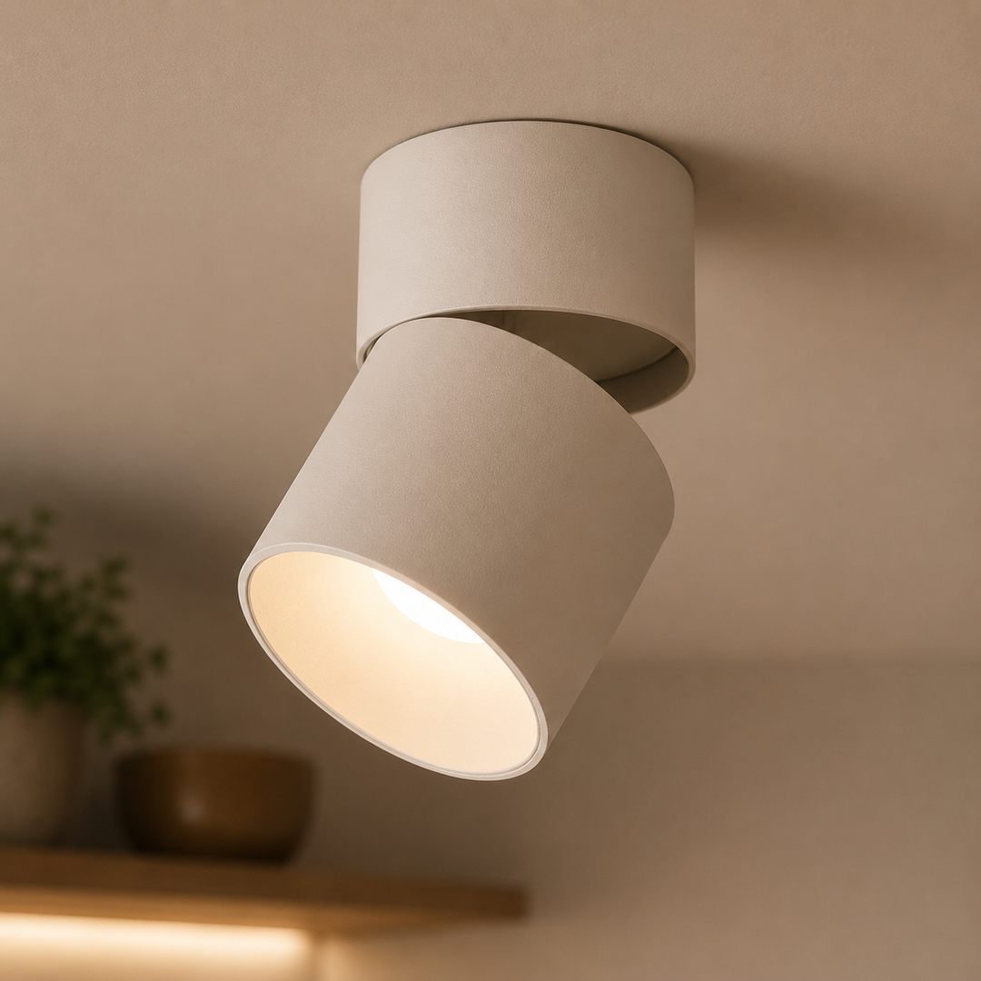 Plafonnier LED cylindrique ajustable, éclairage moderne blanc pour une ambiance intérieure personnalisée.