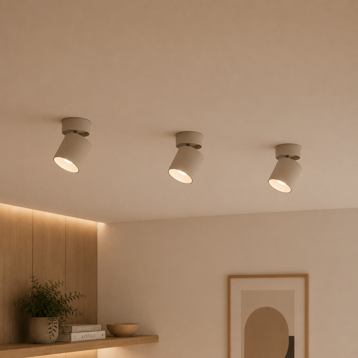 Spot LED plafonnier moderne ajustable noir pour éclairage intérieur design et ambiance contemporaine.