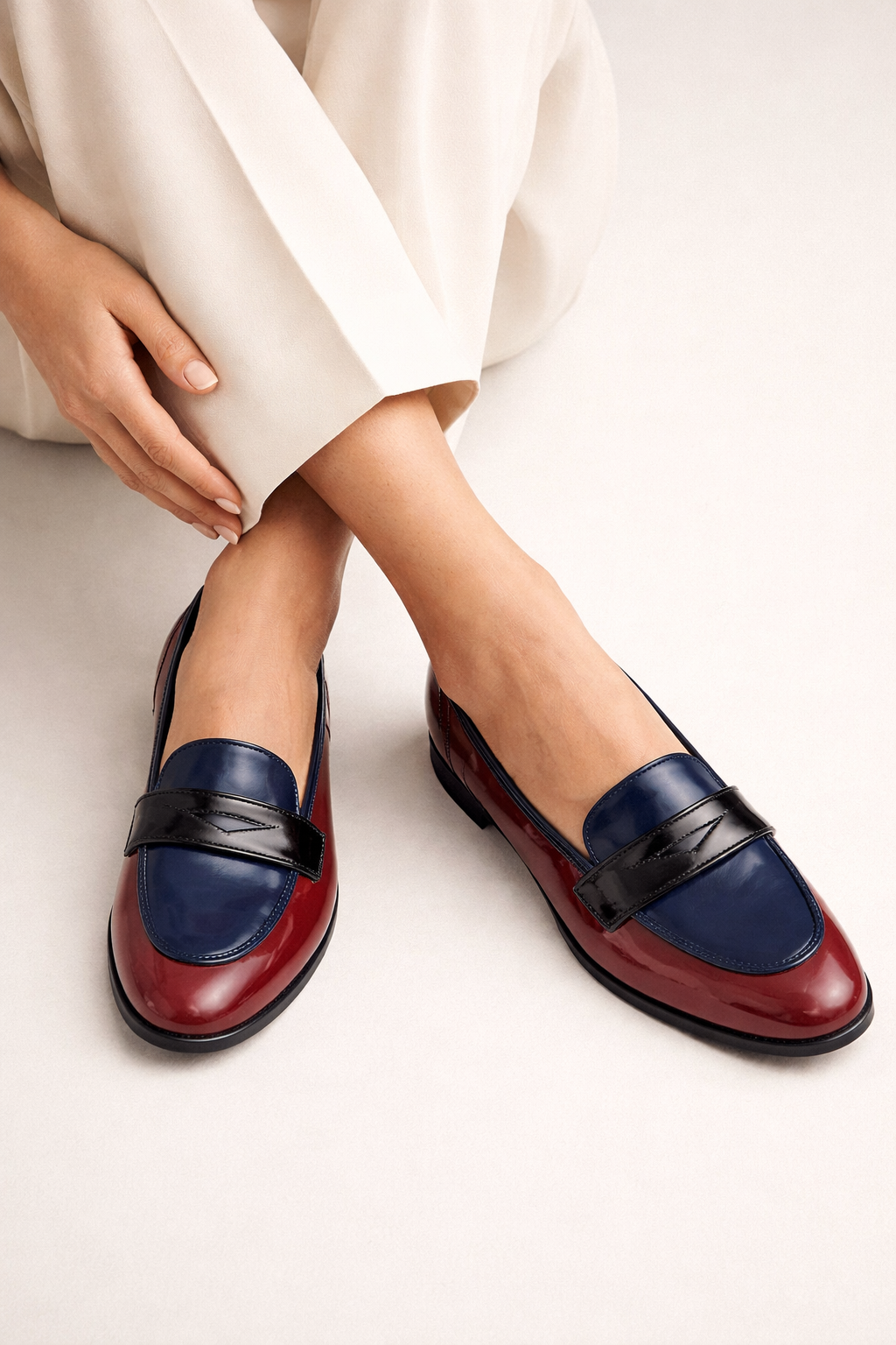 Mocassins femme bicolores bleus élégants, confortables et chics, parfaits pour le travail ou le quotidien au printemps-été.