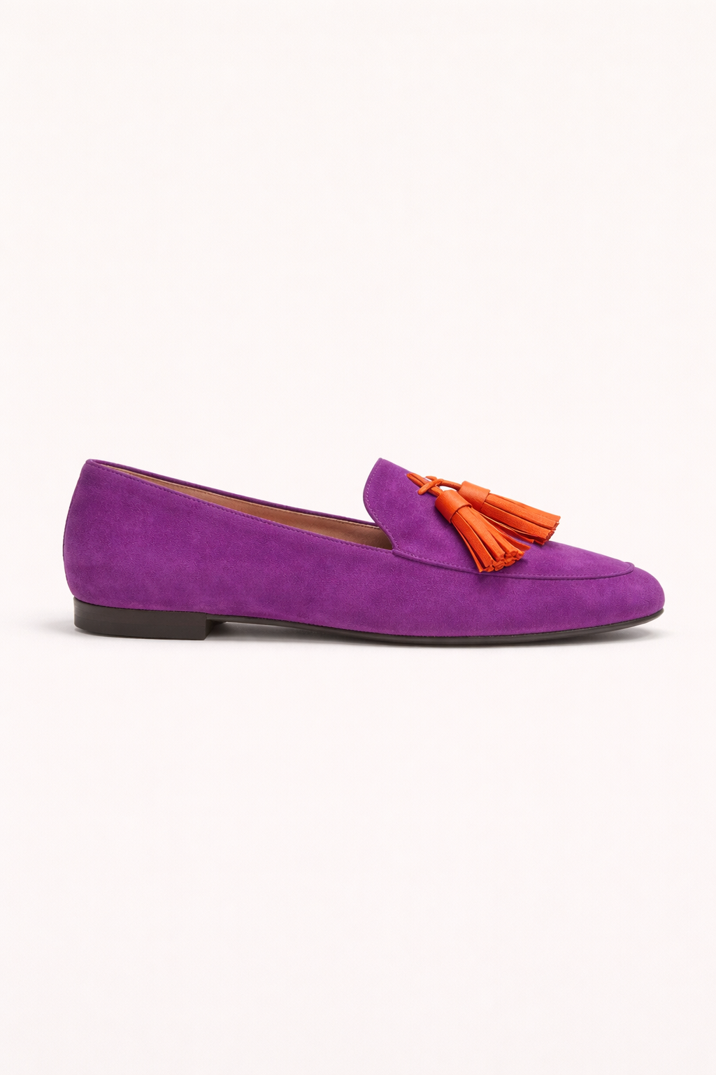 Mocassins pour femmes, modèle Elvara pourpre à glands. Chaussures plates confortables et élégantes, parfaites au quotidien.