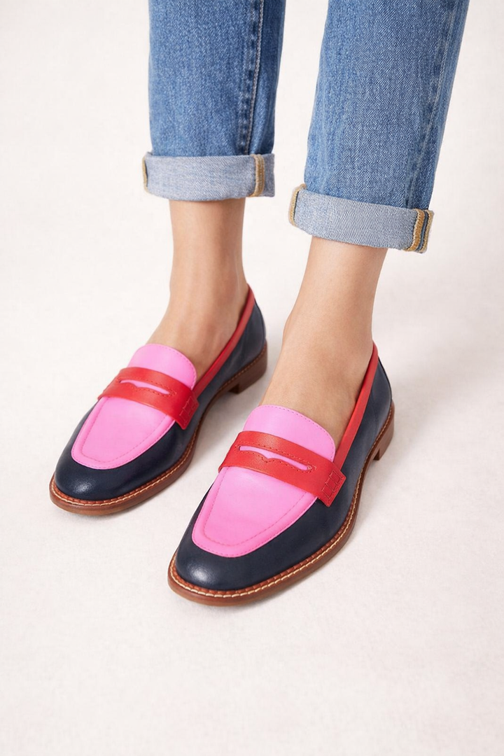 Mocassins classiques bicolores roses pour femmes, semelle plate, élégance et confort quotidien pour printemps/été.